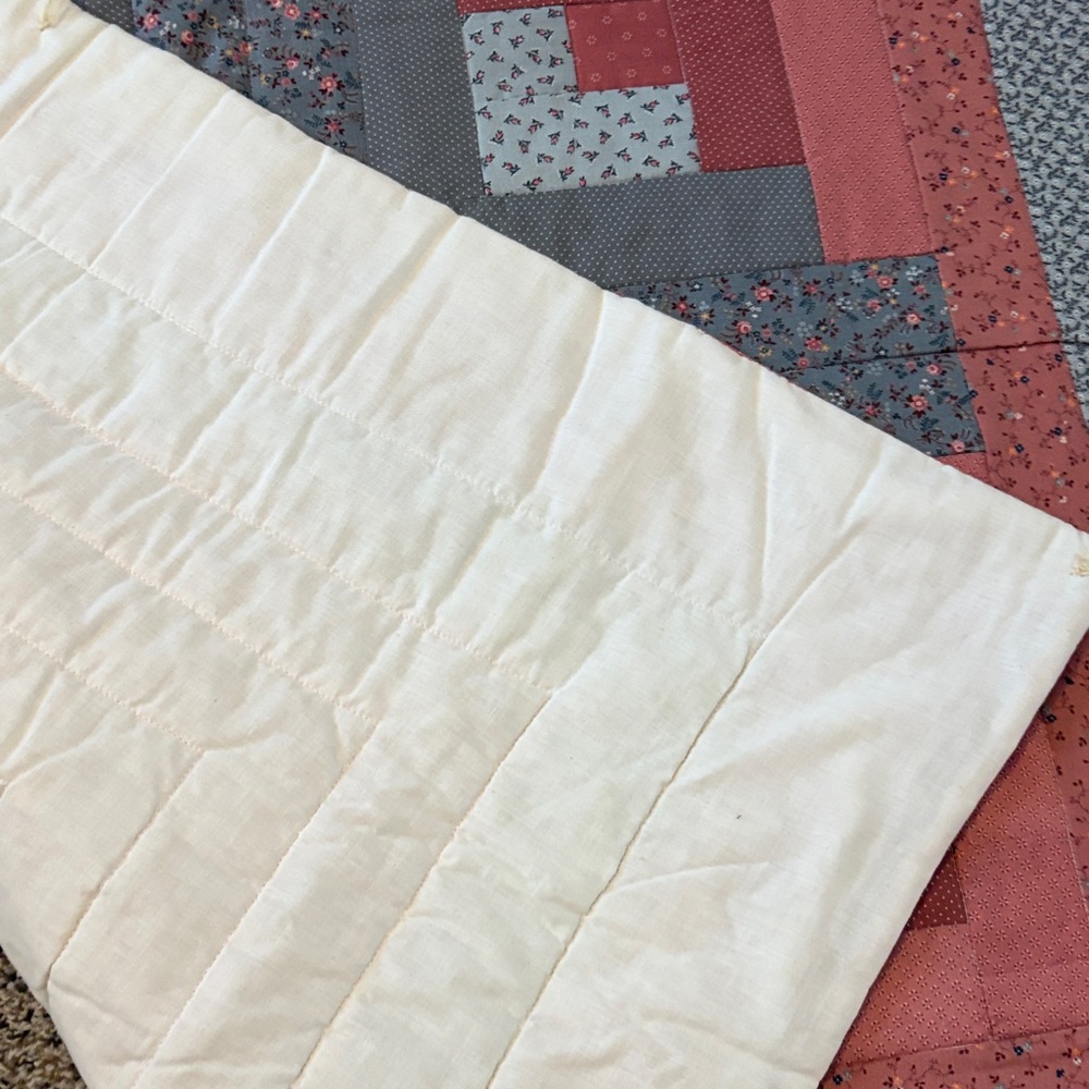 Elegant Patchwork Quilt in Pink and Gray - Picture 4 of 6